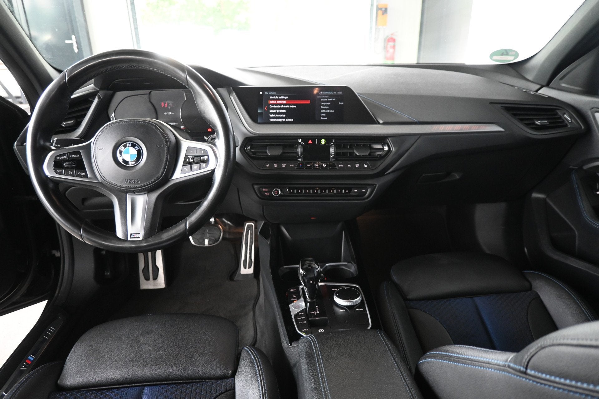 BMW 1-serie 118i High Executive Aut M Sport Navigatie Carpla, Gebruikt, Met garantie (alle), Leder en Stof, Zwart