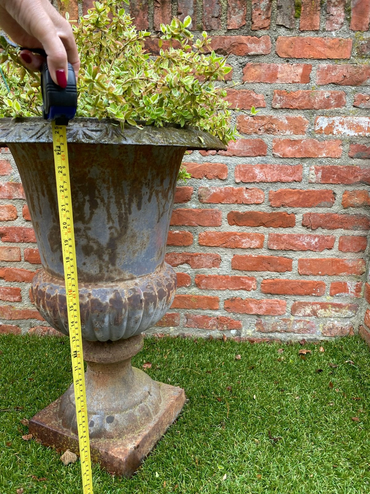 Antieke Franse gietijzeren bokaal voor in de tuin 65 cm hoog, Rond, Ophalen of Verzenden, Zo goed als nieuw, Balkon