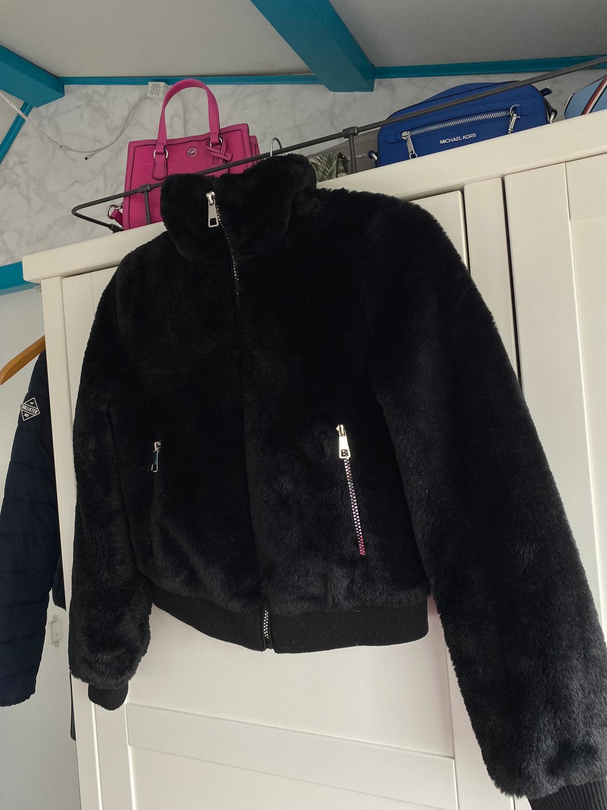 Zwarte faux fur jas Pull & Bear maat XS, Ophalen of Verzenden, Gedragen, Maat 34 (XS) of kleiner, Zwart