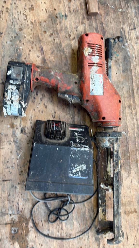 Milwaukee kispuit met accu en oplader, Doe-het-zelf en Verbouw, Gereedschap | Overige machines, Ophalen, Zo goed als nieuw