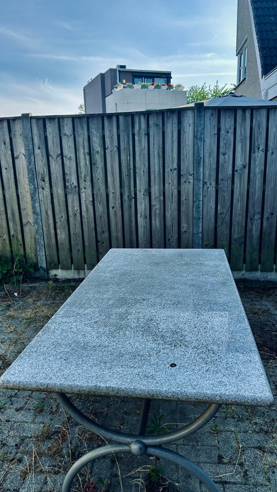 Robuuste tuintafel met granieten blad en metalen onderstel, Ophalen of Verzenden, Gebruikt, Rechthoekig, Metaal