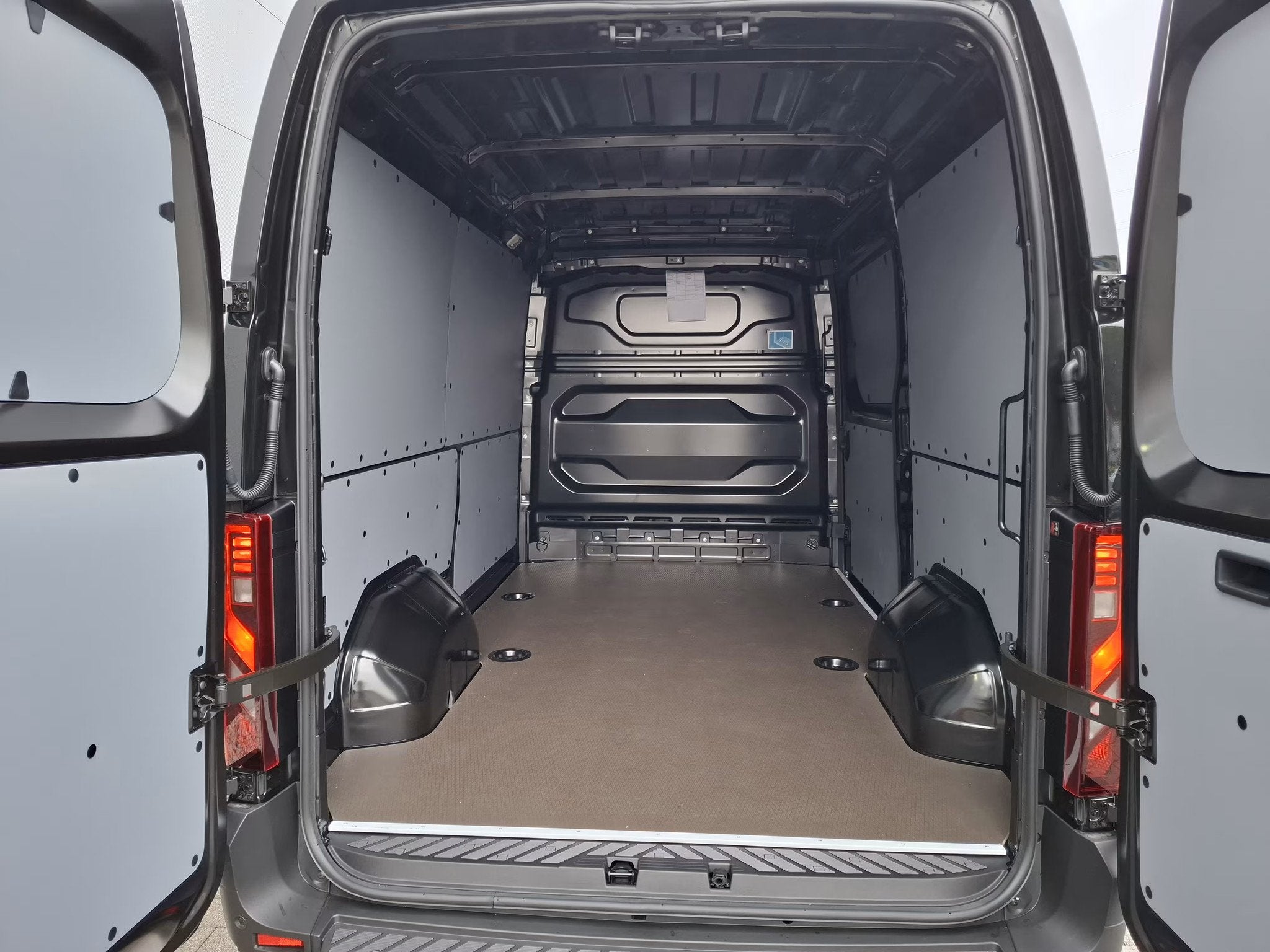 Renault Master E-Tech T35 L2H2 Extra long range 87 kWh, Gebruikt, 143 pk, Renault, Zwart