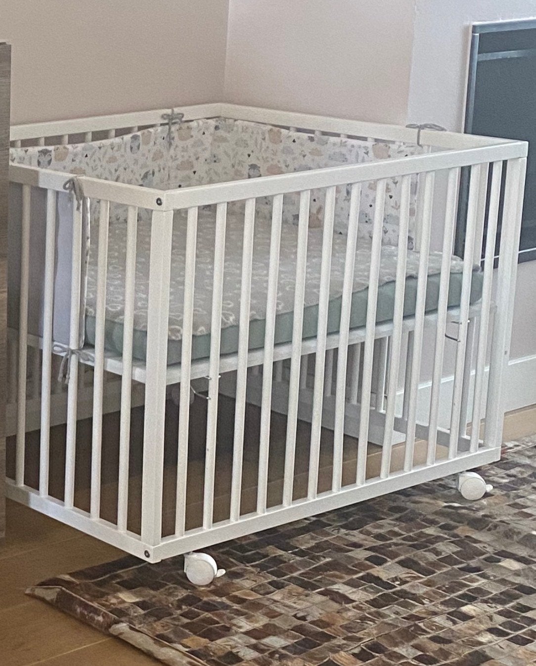 Wit ledikant 100x80 met matras en wieltjes, Ophalen, Zo goed als nieuw, Ledikant