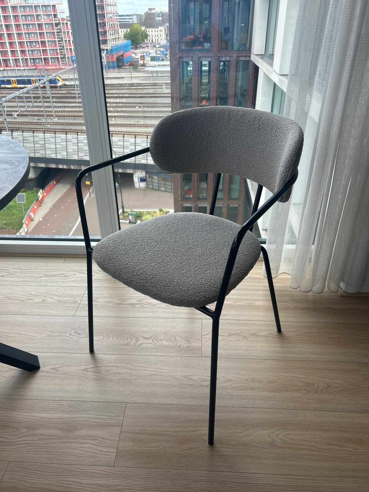 Moderne grijze stoel met zwart metalen frame, Huis en Inrichting, Stoelen, Ophalen, Zo goed als nieuw, Metaal, Eén