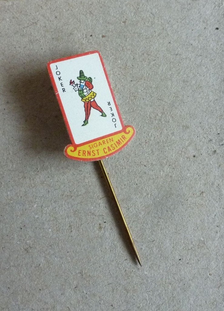 leuk oud speldje van  ERNST CASIMIR  kaartspel  - DE JOKER -, Ophalen of Verzenden, Zo goed als nieuw, Figuurtje, Speldje of Pin