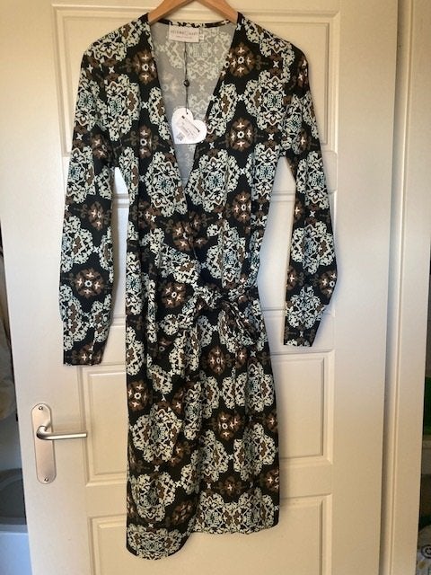 Nieuwe jurk van Helena Hart in maat L, Kleding | Dames, Meerkleurig, Maat 42/44 (L), Nieuw, Onder de knie