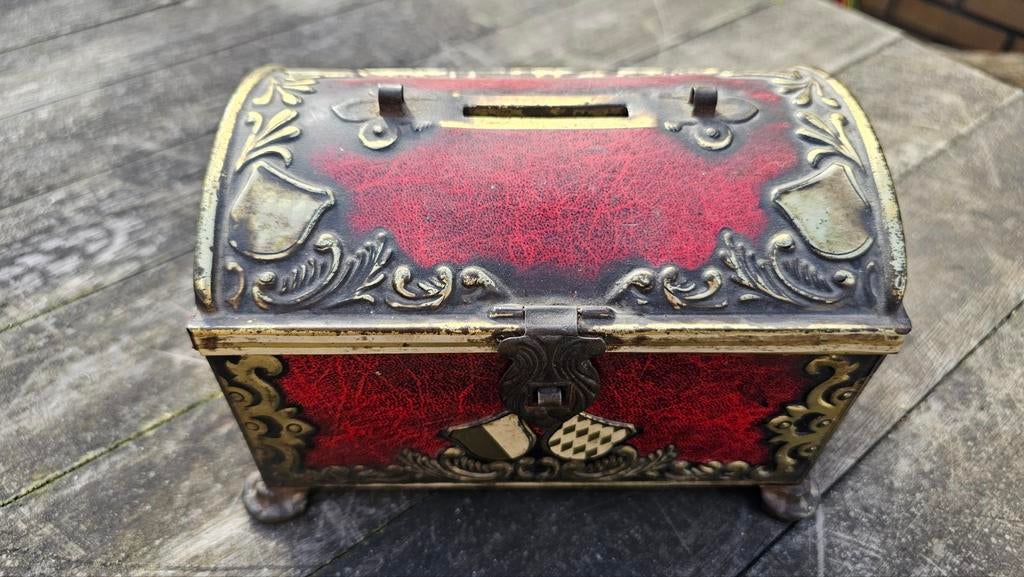 Antieke Schatkist Spaarpot - Rood met Gouden Details, Ophalen of Verzenden