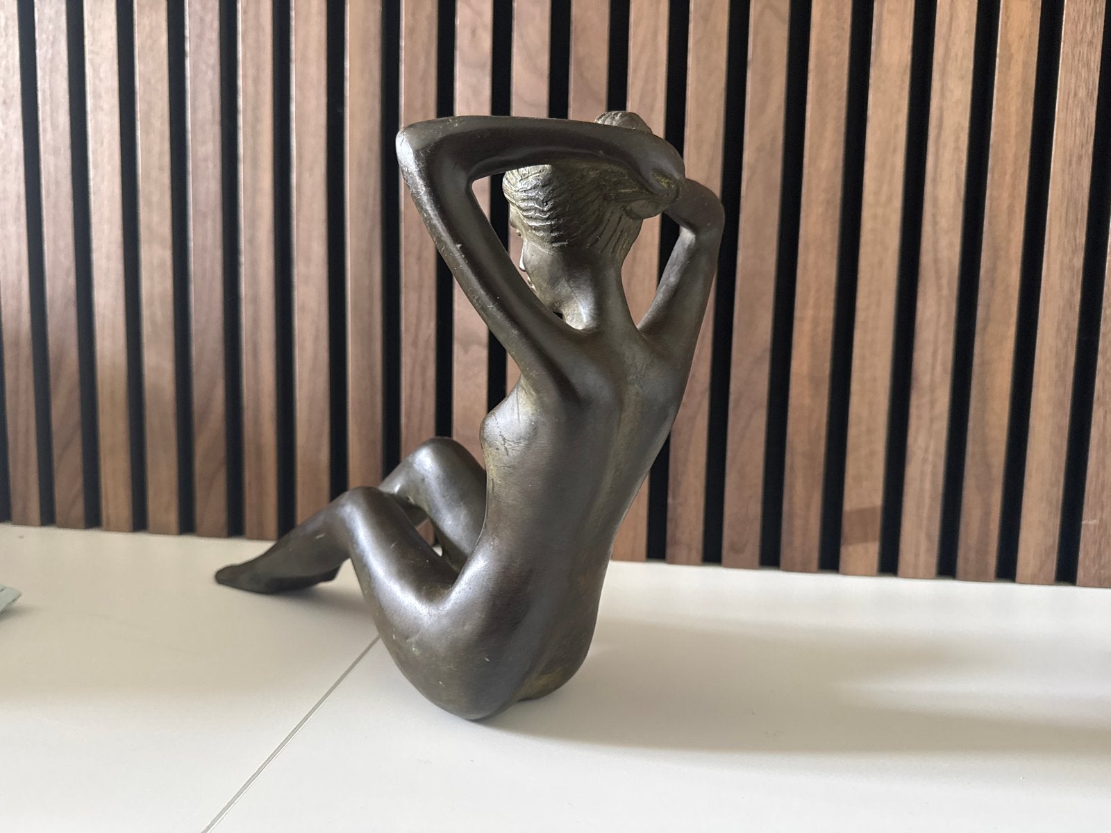 Foto 2 van Bronzen beeld van liggende vrouw