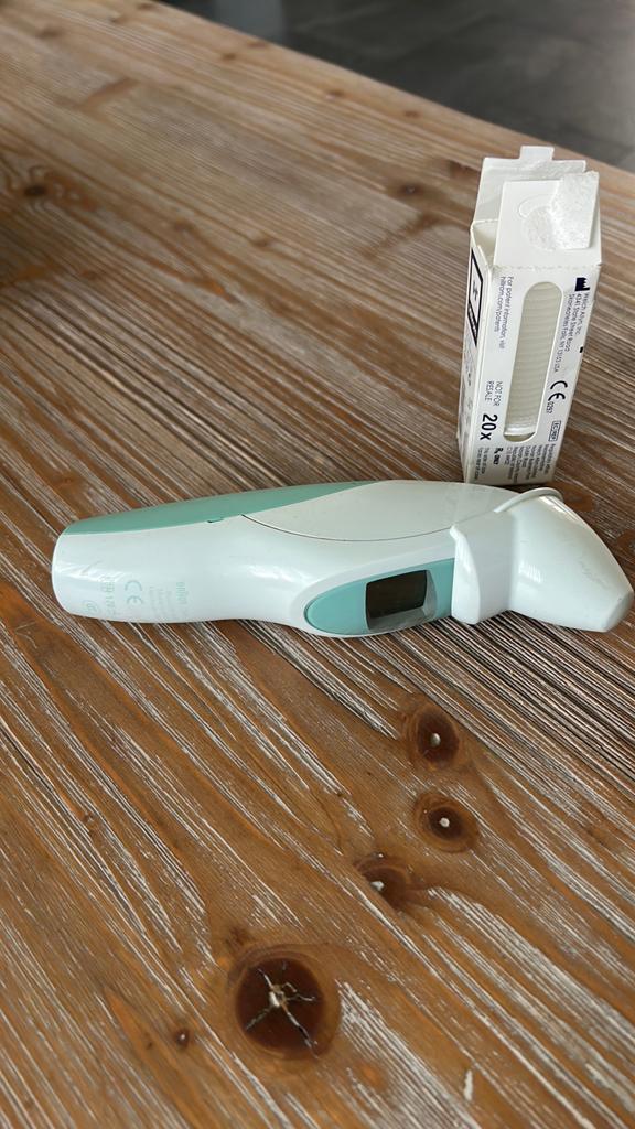 Braun oorthermometer met doosje opzetstukjes, Ophalen of Verzenden, Gebruikt, Overige typen