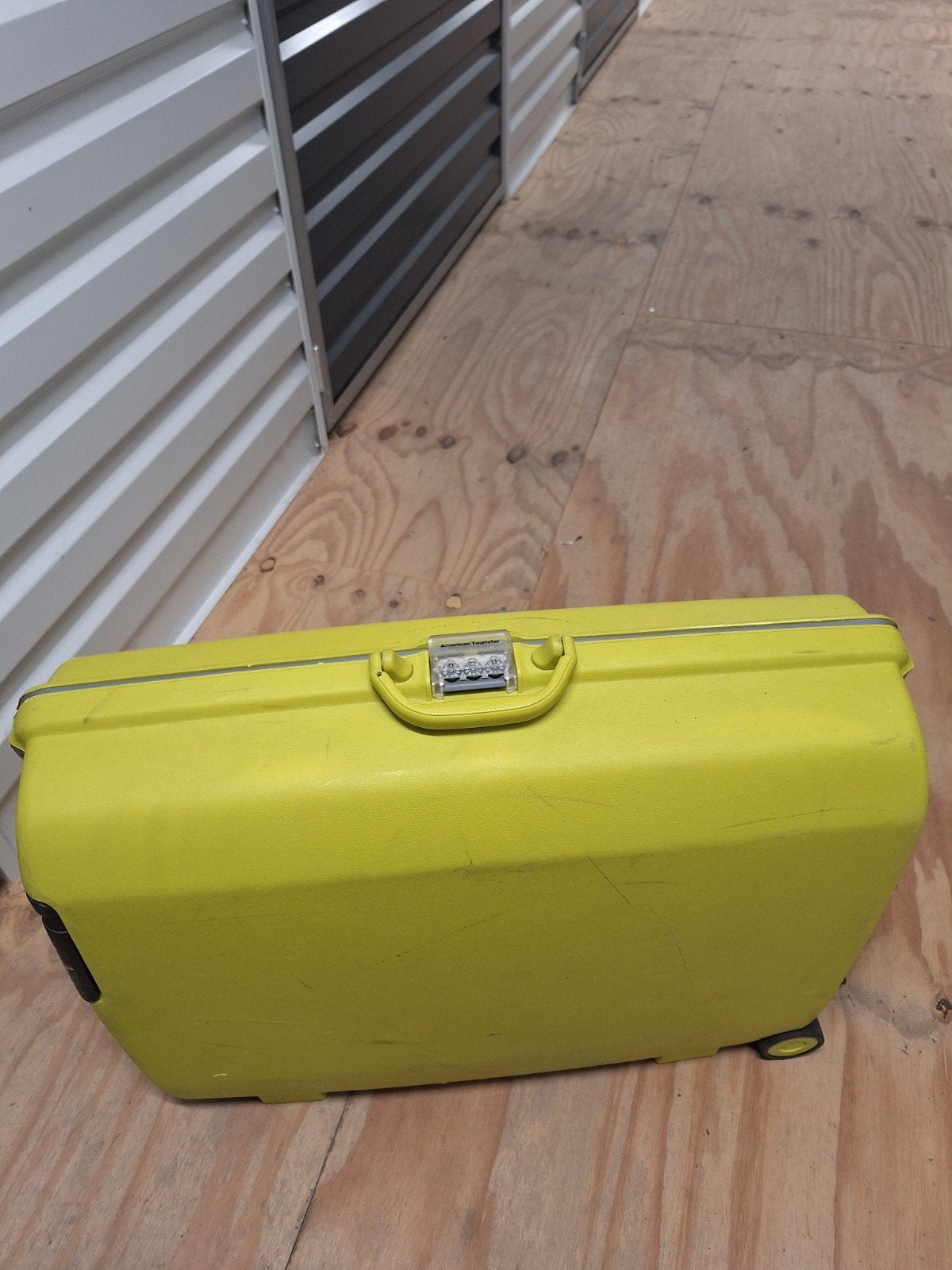 2x American Tourister Koffer - Geel en Rood, Gebruikt, Hard kunststof, Slot, 45 tot 55 cm