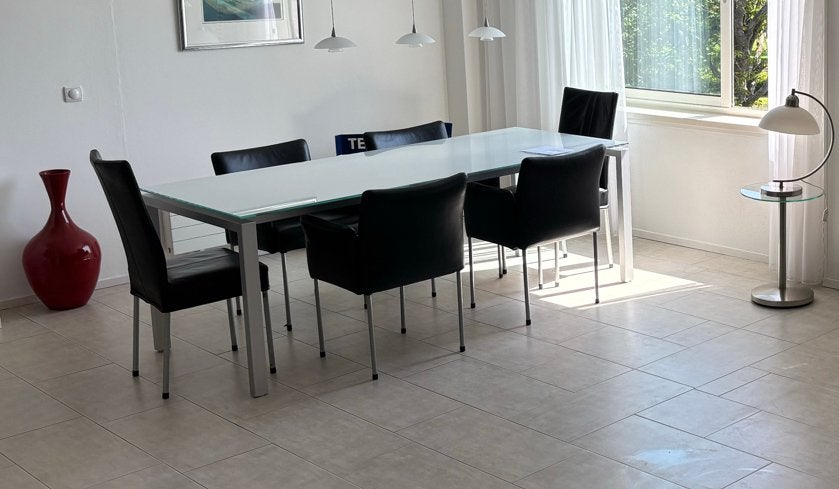 Moderne Eettafel met Zwarte Stoelen en Glazen Salontafel, Ophalen, Gebruikt, 100 tot 150 cm, Vier personen