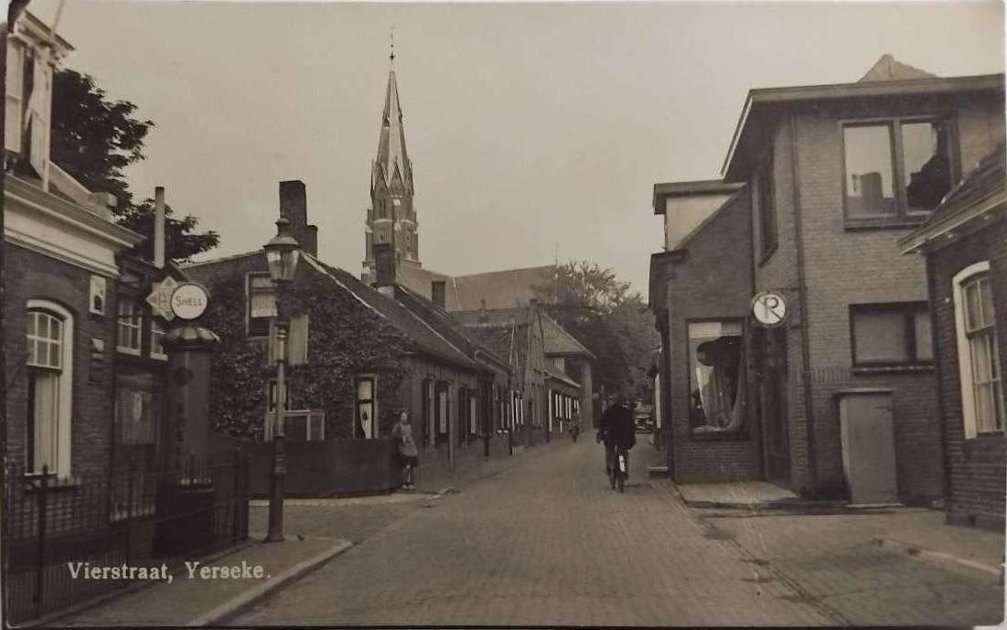 Fotokaart Yerseke (Zl) 1932, Vierstraat met oude Shell-pomp, Ophalen of Verzenden, 1920 tot 1940, Gelopen, Zeeland