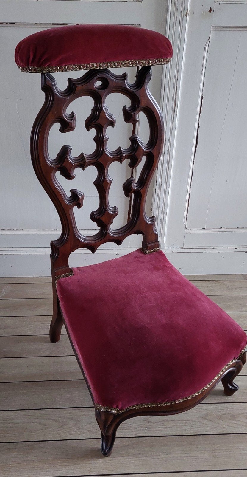 Antieke bidstoel met rood fluwelen bekleding, Antiek en Kunst, Ophalen