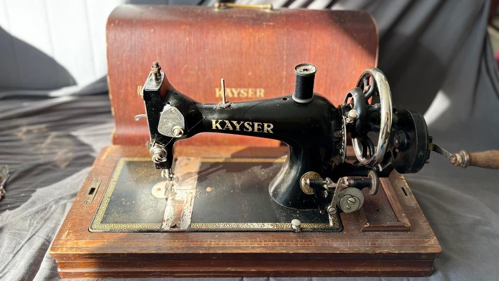 Antieke Kayser handnaaimachine met originele houten koffer, Ophalen