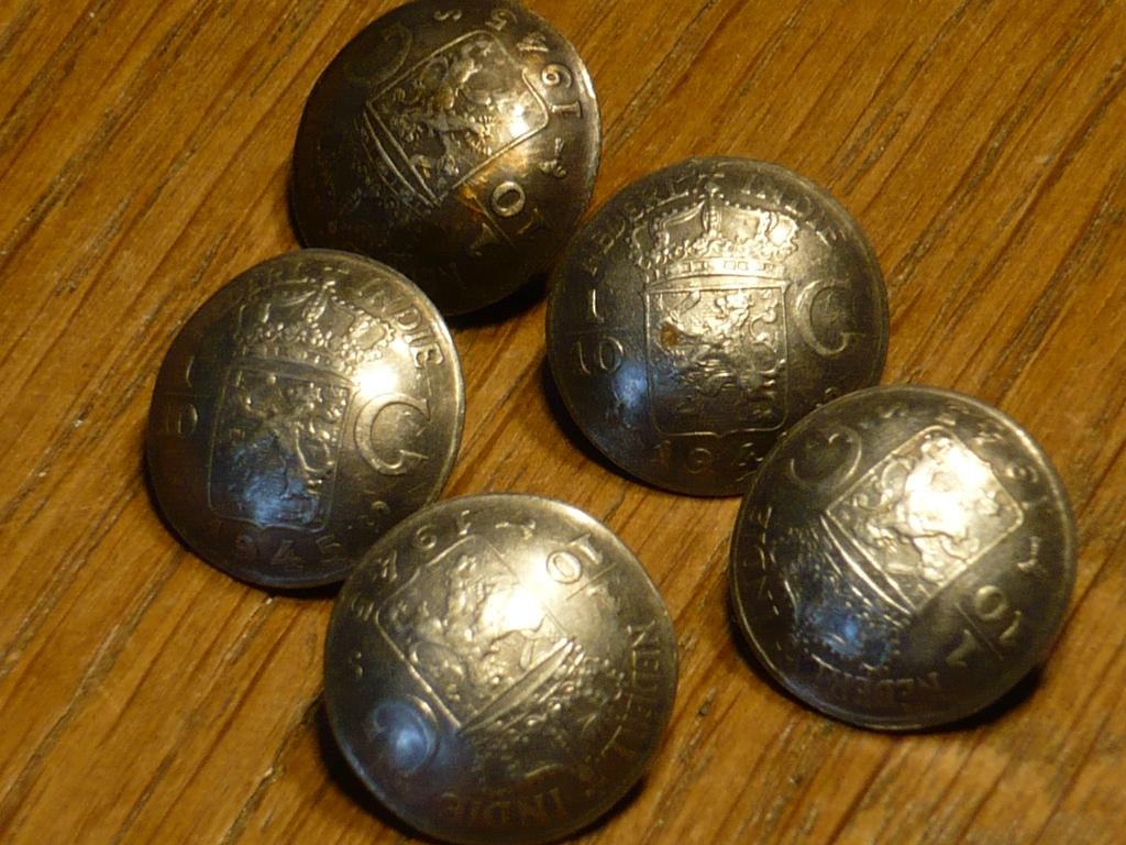 5 zilveren knopen gemaakt van munten uit Nederlands-Indië., Ophalen of Verzenden, Zilver