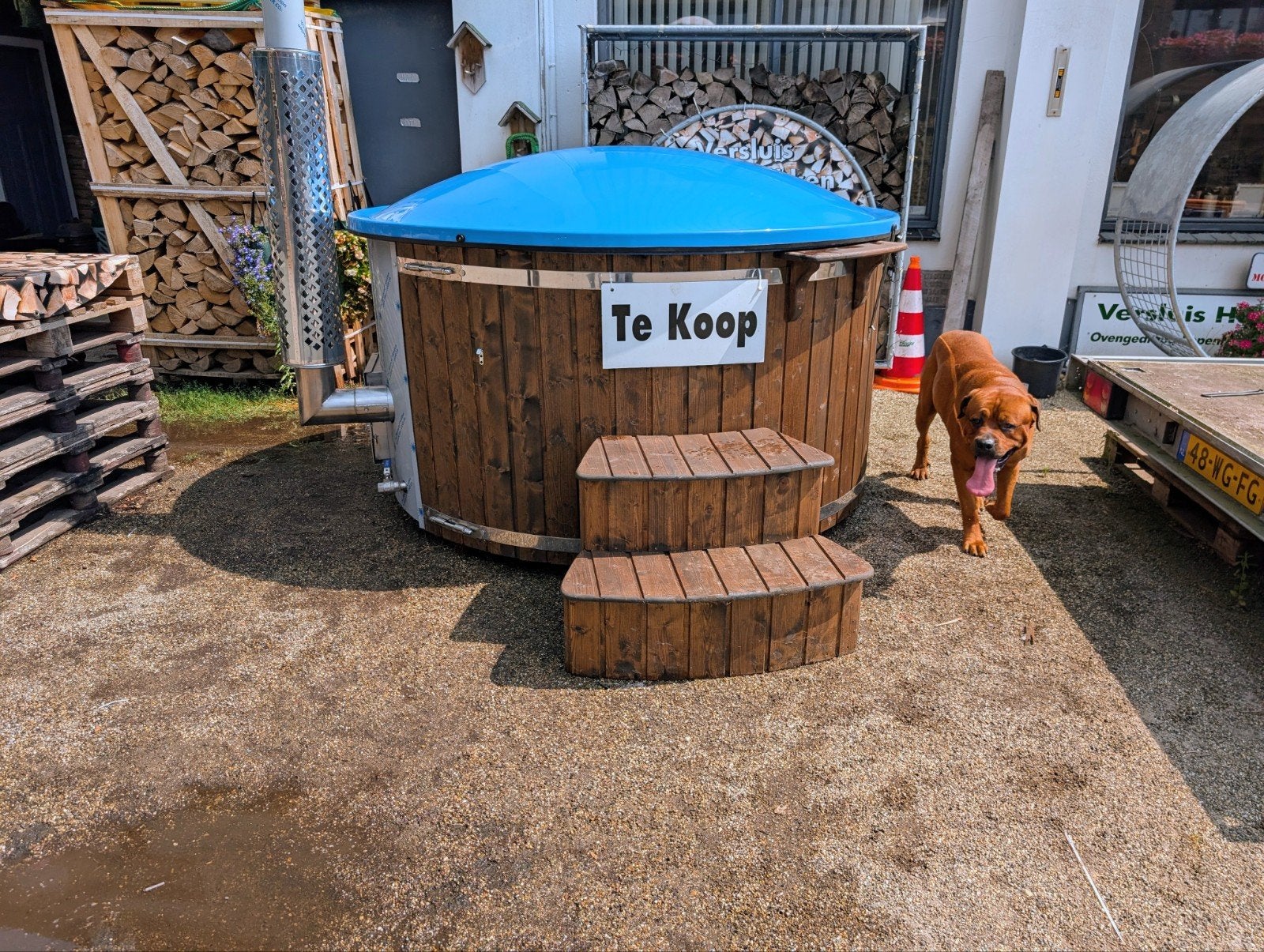 Nieuwe hottub met trap en afdekplaat.