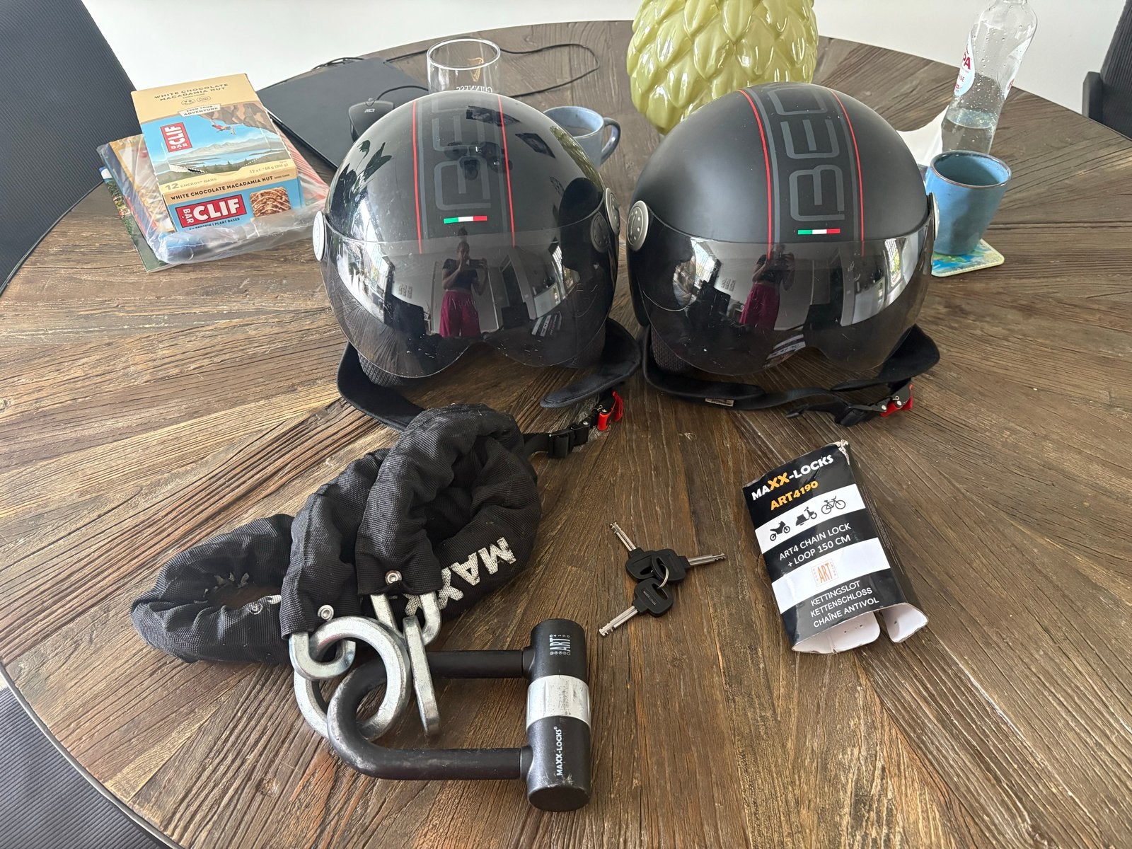 2 Beon scooterhelmen en Maxx-Locks ART 4 slot, Ophalen, Gebruikt
