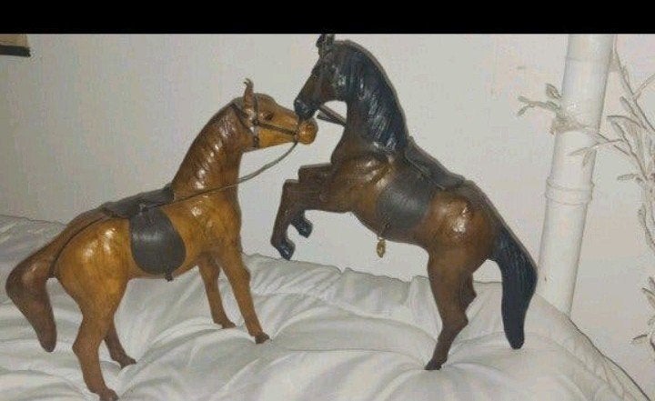beelden Paarden van lederen, Ophalen of Verzenden, Gebruikt, Paard, Beeldje of Figuurtje