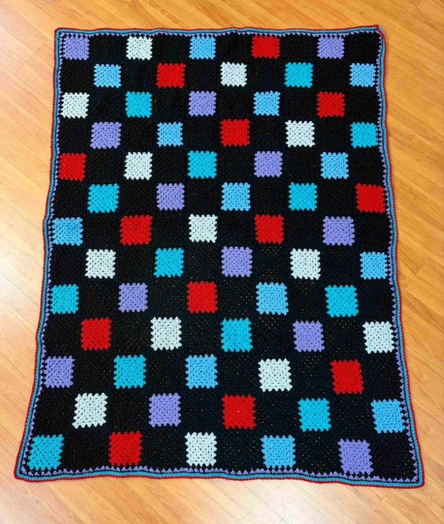 Granny woondeken gehaakt zwart met kleurtjes 160/125 cm, Zwart, Djt@dejuistetoon.eu, Ophalen of Verzenden, Zo goed als nieuw