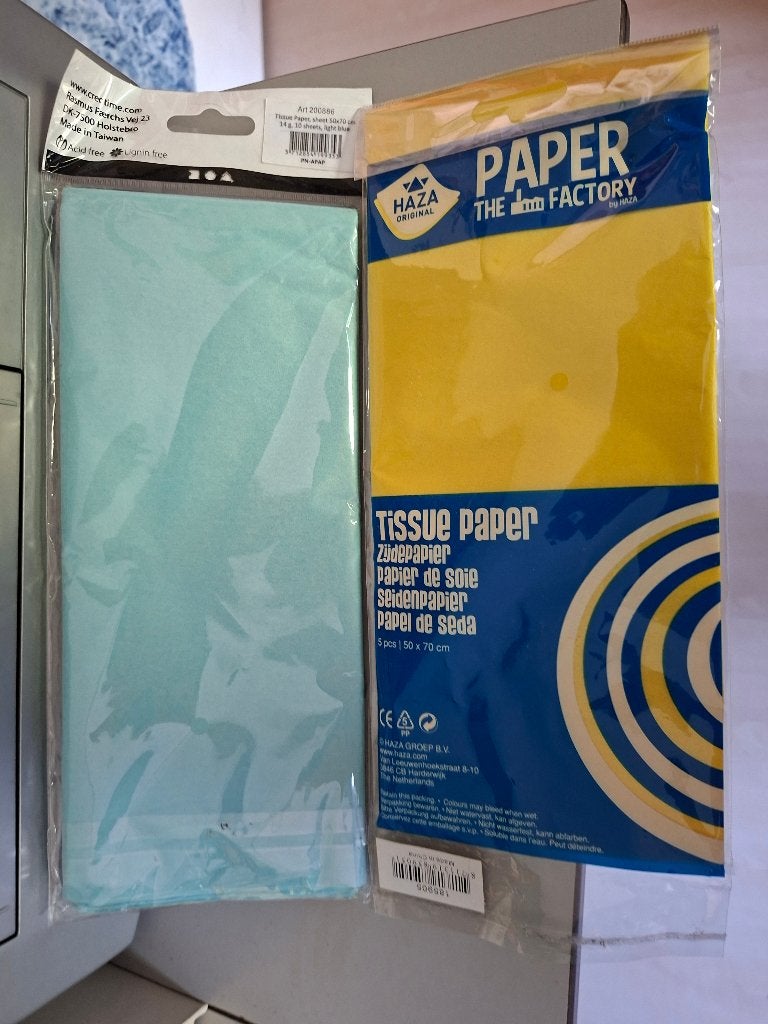 2 x zijdepapier lichtblauw 10 x 50 x 70, geel 5 x 50 x 70, Hobby en Vrije tijd, Ophalen of Verzenden, Nieuw