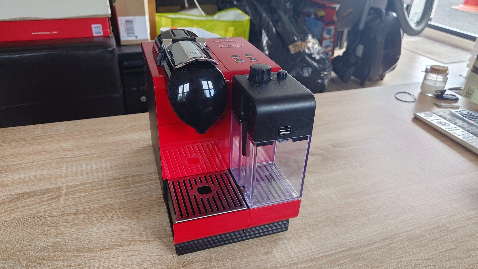 Nespresso De'Longhi Inissia EN80.B - Rood Espressomachine, Koffiepads en cups, Espresso apparaat, Ophalen of Verzenden, Zo goed als nieuw