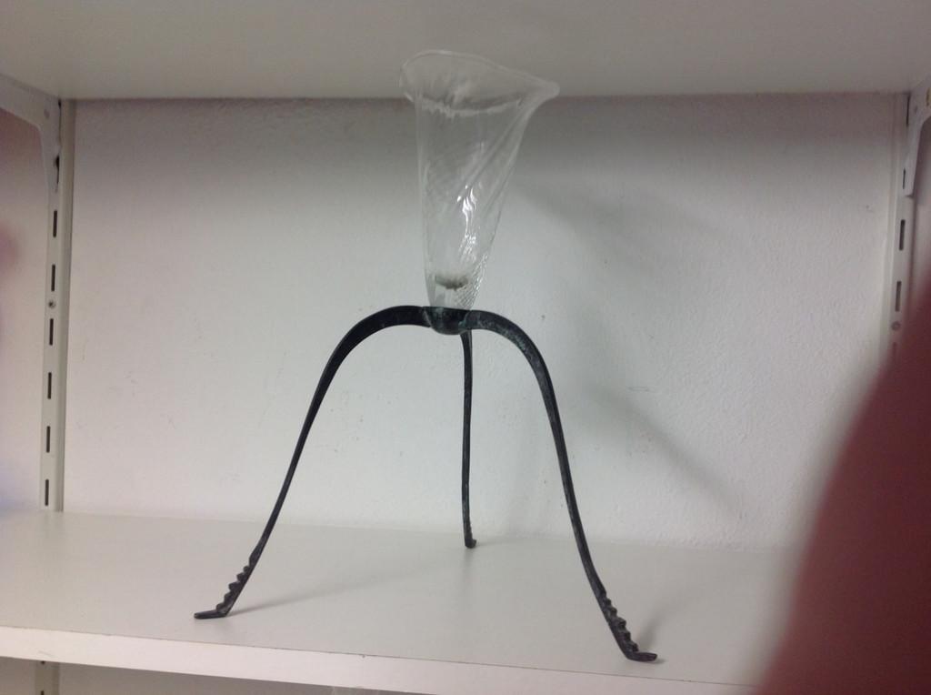 Borek sipek glas met driepoot, Antiek en Kunst, Kunst | Designobjecten, Ophalen