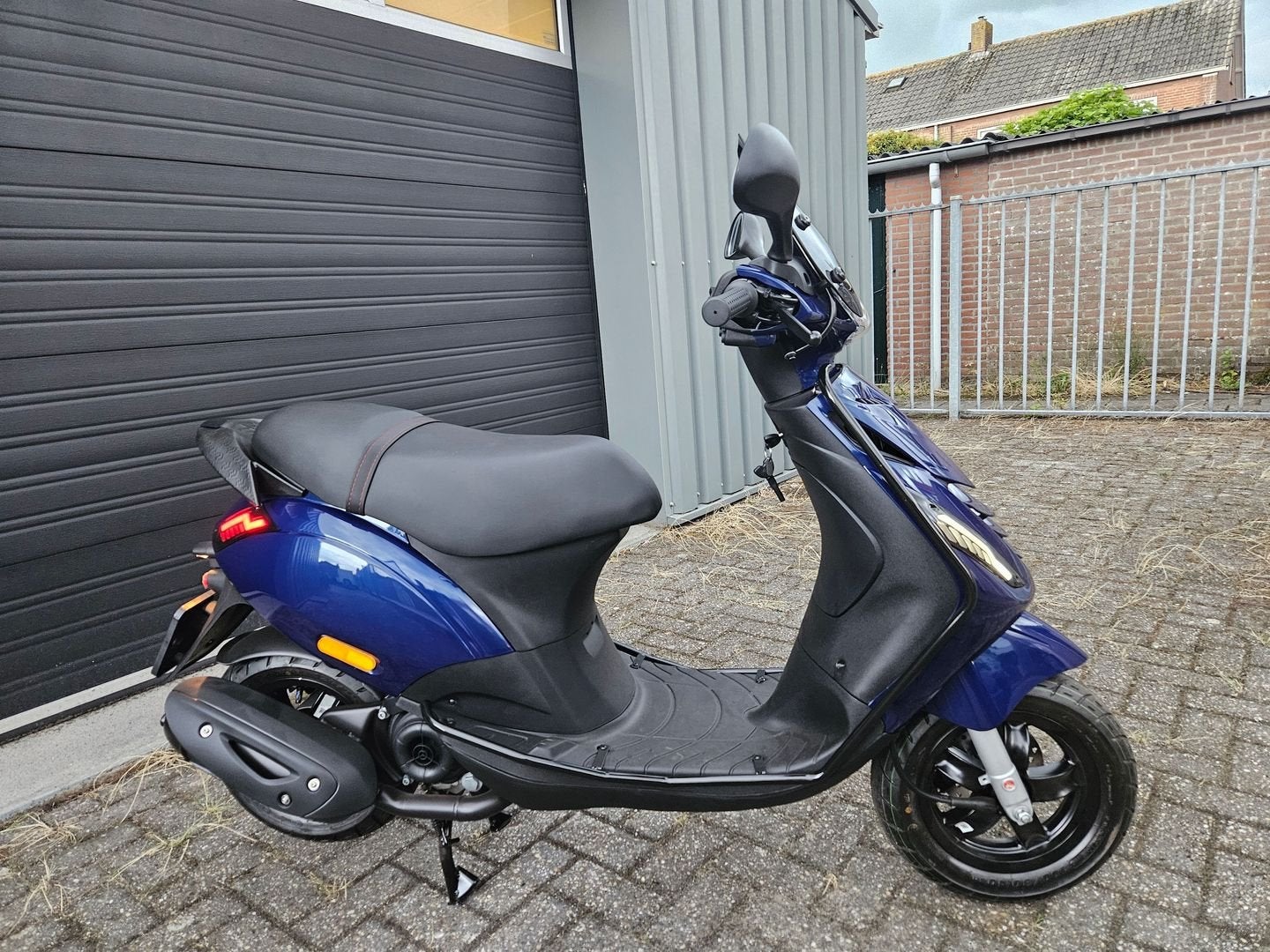 PIAGGIO ZIP 4T E5 BROM 0 KM NIEUW BMW BLAUW + VOL OPTIES!, Fietsen en Brommers, Scooters | Piaggio, Maximaal 45 km/u, Onbekend