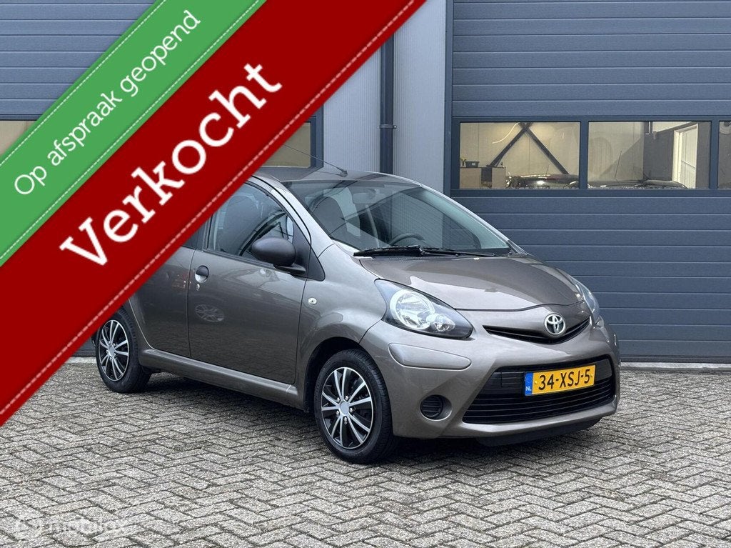 Toyota Aygo 1.0 VVT-i Comfort Uitvoering // Bwj 2012, Voorwielaandrijving, Euro 5, Bruin, 4 stoelen