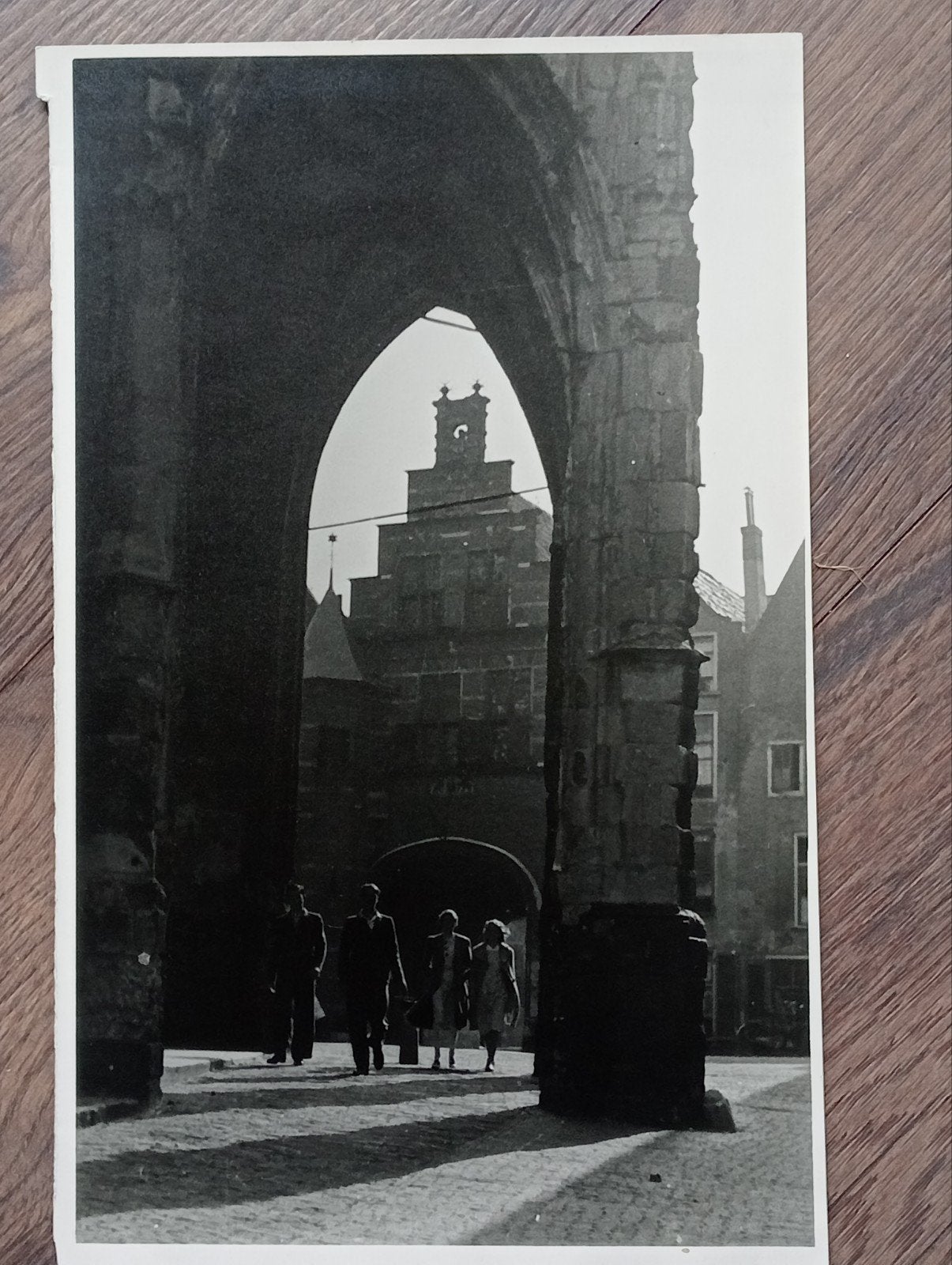 Mensen bij een stadspoort jaren 30, Ophalen of Verzenden, Voor 1940, Gebruikt