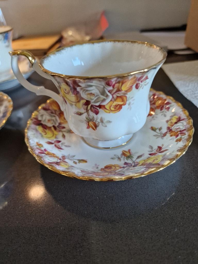 Royal Albert Lenora kop en schotel, Ophalen, Zo goed als nieuw, Porselein, Kop en/of schotel