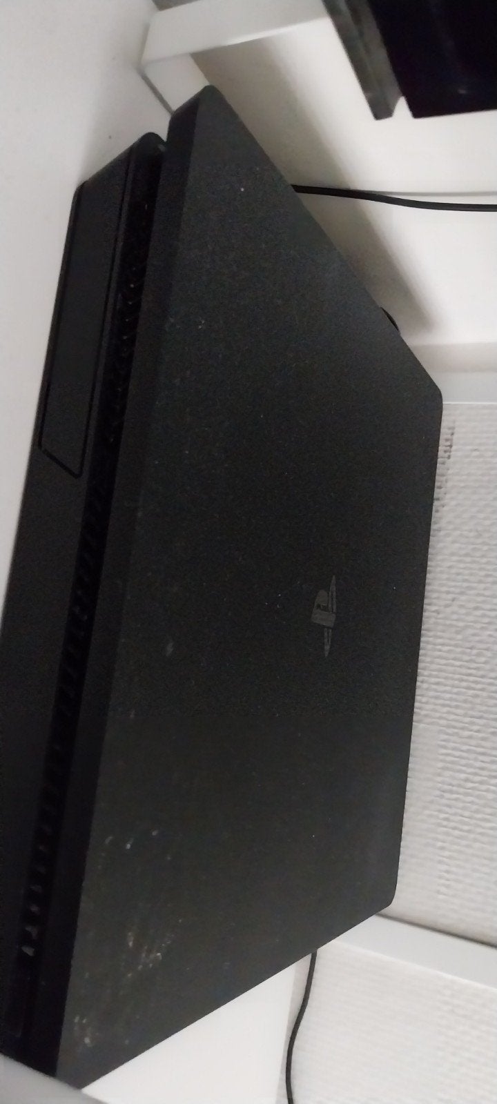 PS4 met 2 controllers, 3 games en Battletron spellenhouder, Ophalen, Zo goed als nieuw