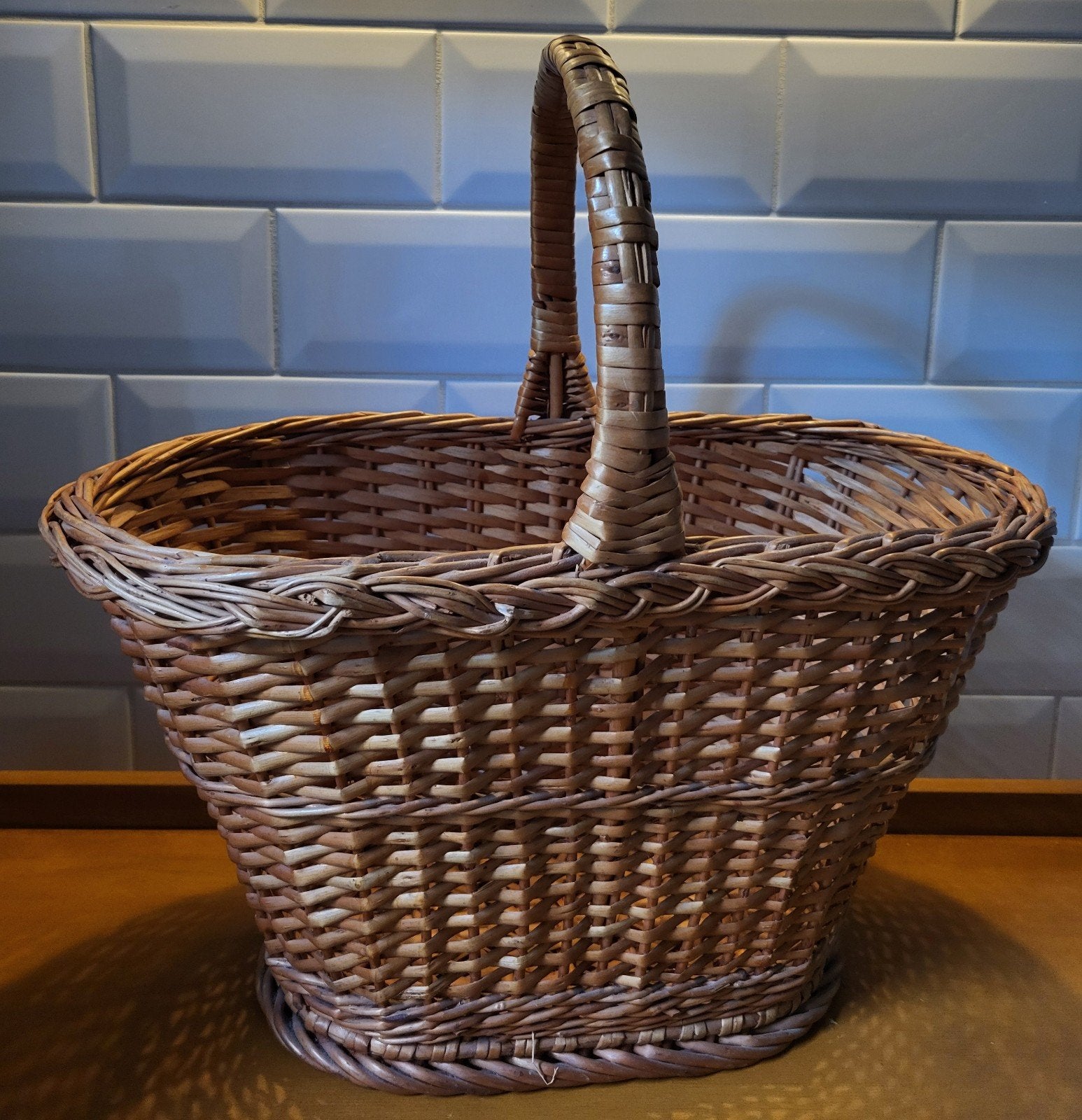 Klassieke Gevlochten Plukmand / Decoratiemand (nette staat)t, Huis en Inrichting, Gevlochten, Mand, Ophalen of Verzenden, Zo goed als nieuw