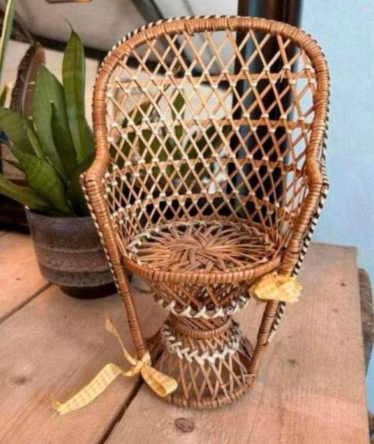 Rotan pauwenstoel - rieten stoel voor pop - medium formaat, Antiek en Kunst, Ophalen of Verzenden