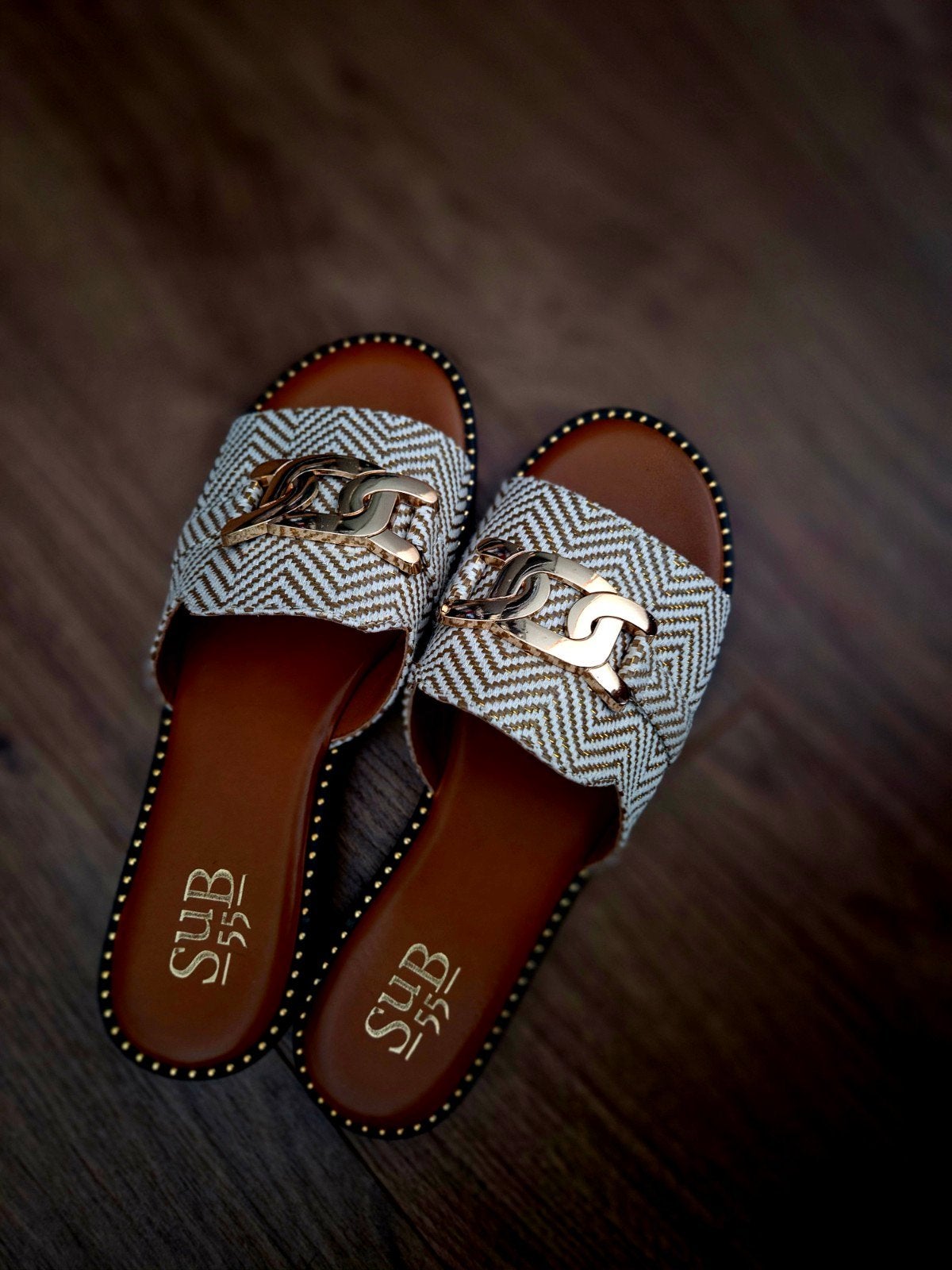 Nieuwe SUB55 slippers met gouden kettingdetail, Slippers, Beige, Nieuw, Ophalen of Verzenden