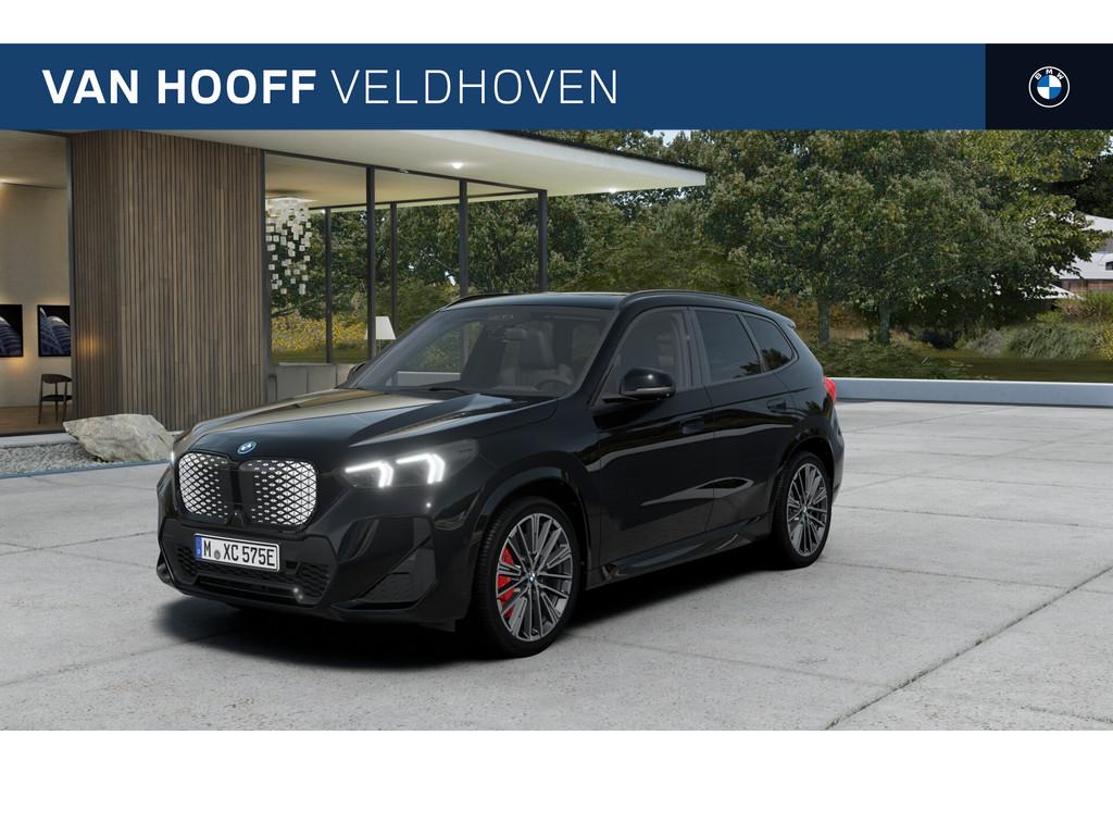 BMW iX1 eDrive20 M Sport / Trekhaak / Panoramadak / Sportsto, Zwart, Zwart, Leder, Nieuw
