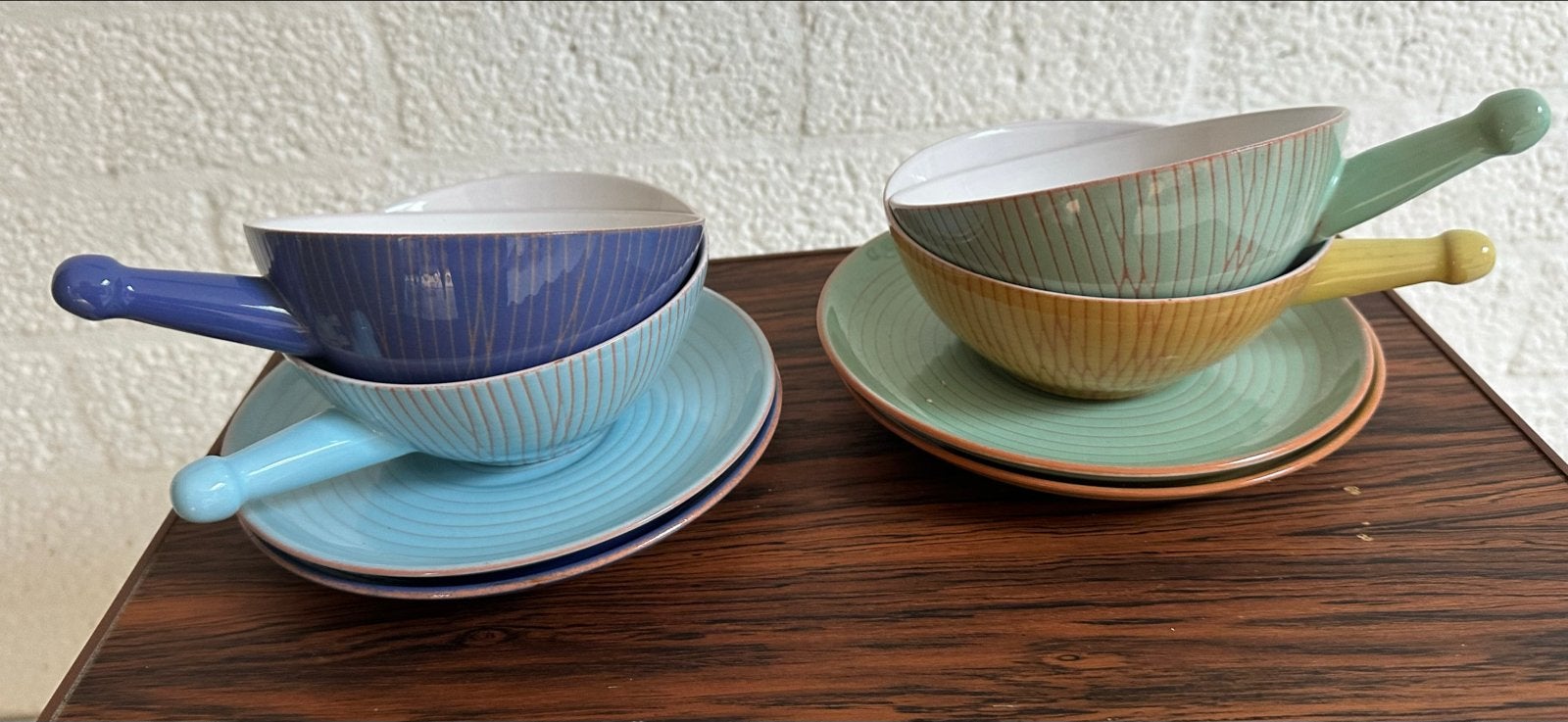 Set van 4 kleurrijke keramische soepkommen met schotels, Huis en Inrichting, Keuken | Servies, Gebruikt, Keramiek, Ophalen of Verzenden