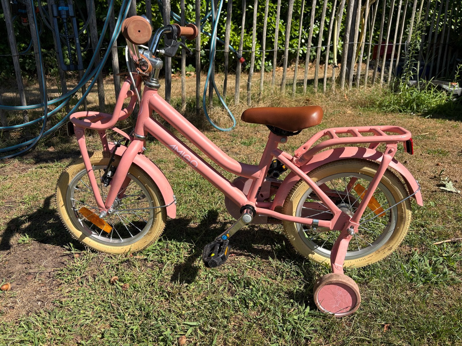 Amigo meisjesfiets 14 inch met zijwieltjes. Bijna nieuw!, Ophalen, Zijwieltjes, Velgrem, Minder dan 16 inch