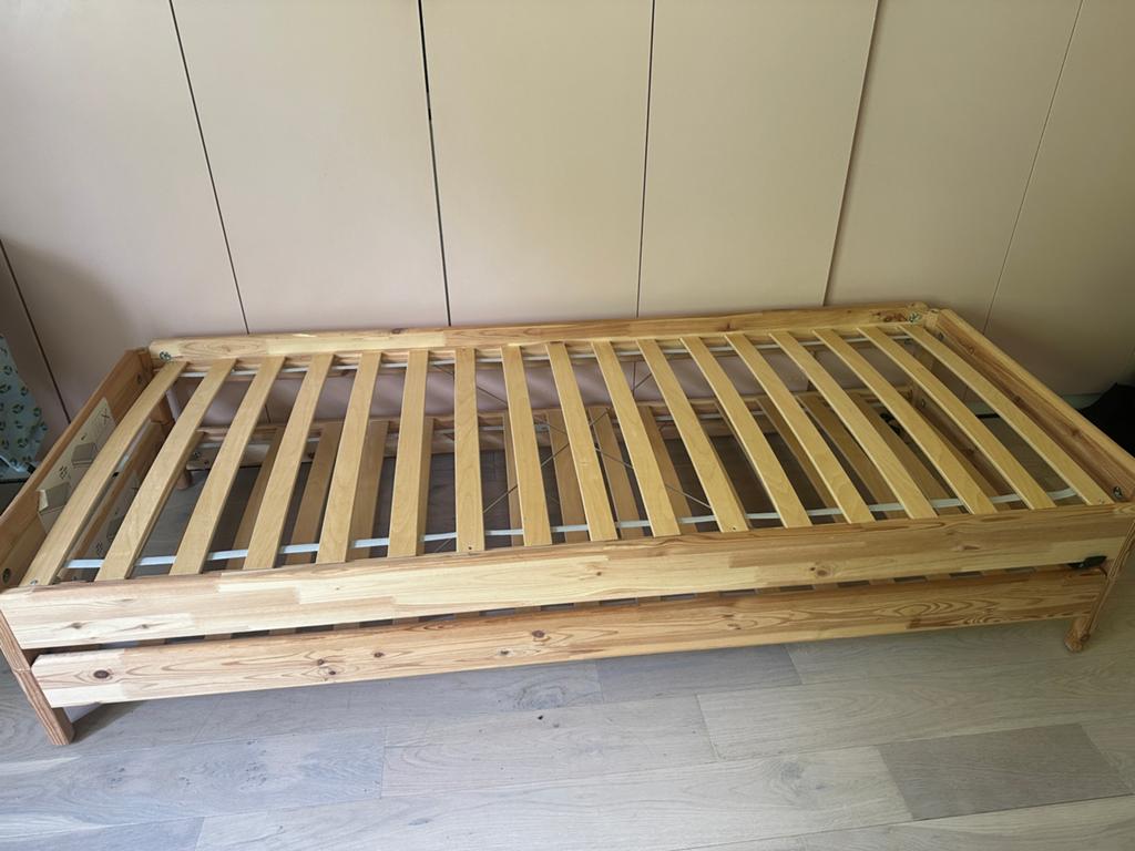 Stapelbaar bed, IKEA UTÅKER grenen, 80x200 cm, Huis en Inrichting, Slaapkamer | Bedden, Ophalen, Eenpersoons, Wit, Zo goed als nieuw