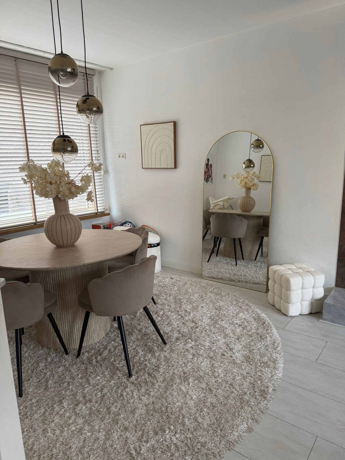 Ronde eettafel met stoelen, Huis en Inrichting, Stoffering | Vloerbedekking, Ophalen of Verzenden, Zo goed als nieuw, 75 m² of meer