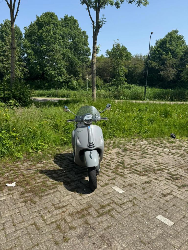 Vespa GTS300 motorscooter, Ophalen, Zo goed als nieuw, Benzine, Overige modellen