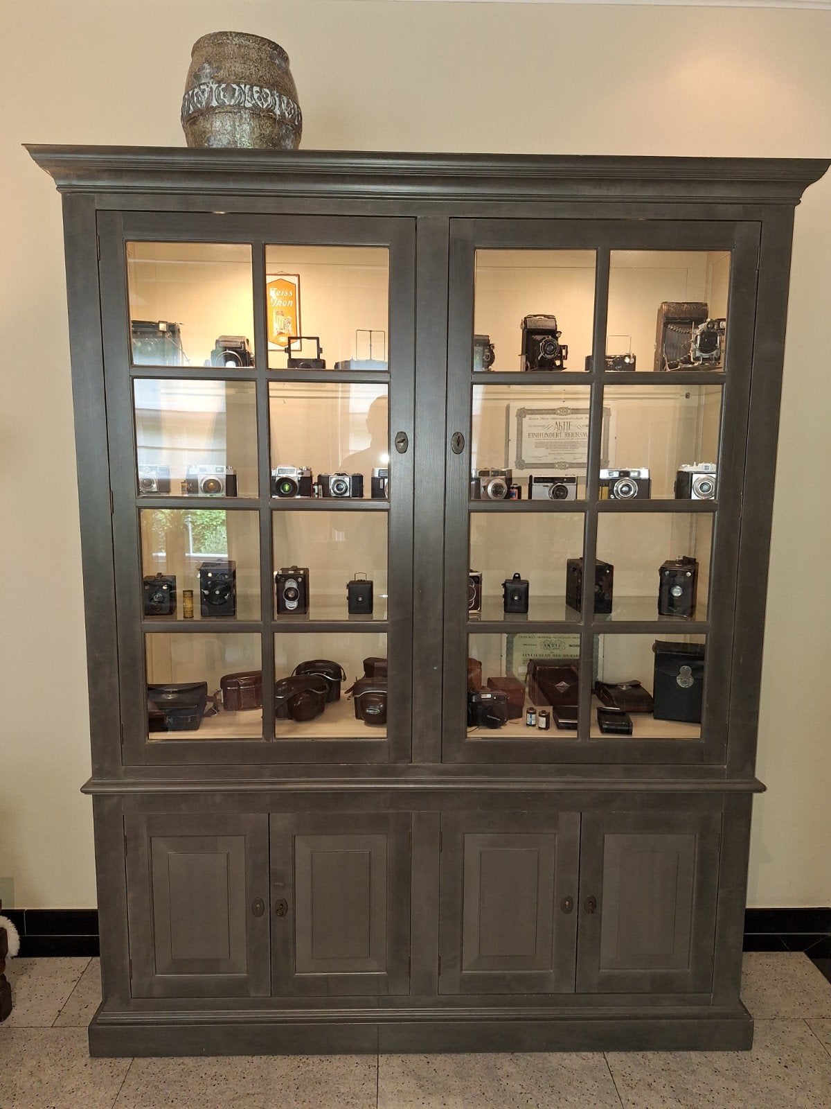 Kersen hout vitrine kast.grijs gepatineerd.met verlichting, Gebruikt, 200 cm of meer, Ophalen of Verzenden, Kersenhout