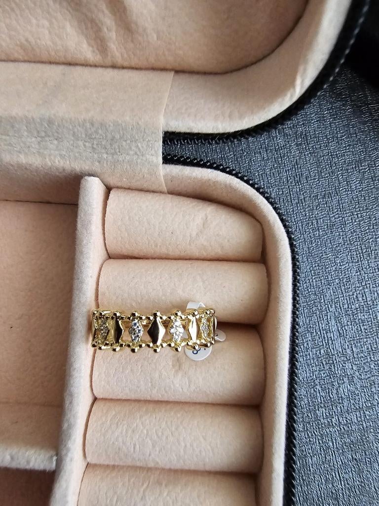 Gouden kleur ring met stenen, Met kristal, Nieuw, Ophalen of Verzenden, Dame of Heer