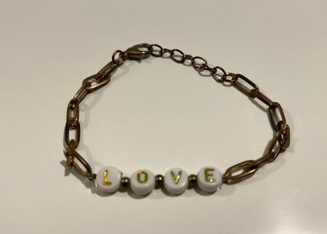 Goudkleurige schakelarmband met letters LOVE, Ophalen of Verzenden, Zo goed als nieuw, Goud, Overige materialen