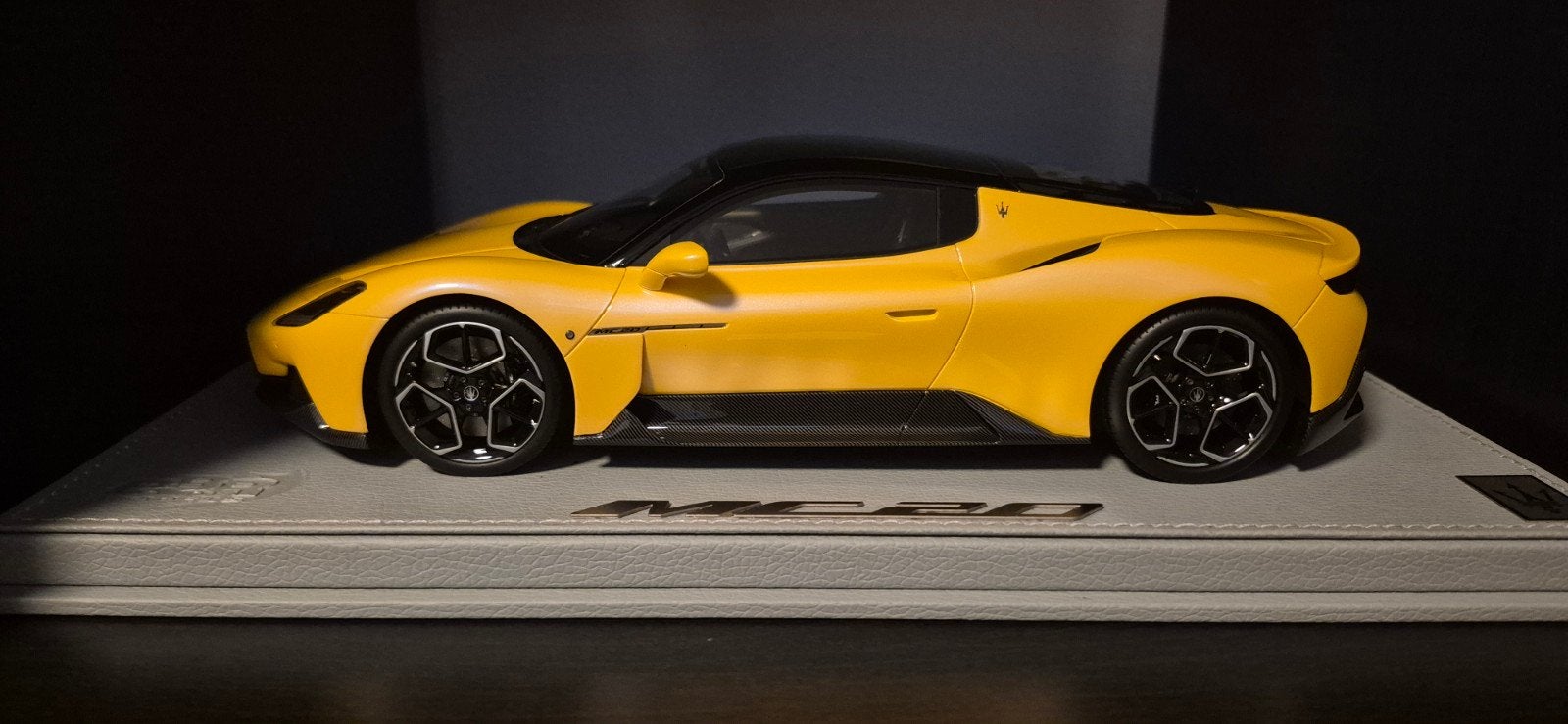 BBR Maserati MC20 Giallo Genio I 1:18 I met cover, Ophalen of Verzenden, Zo goed als nieuw, Overige merken