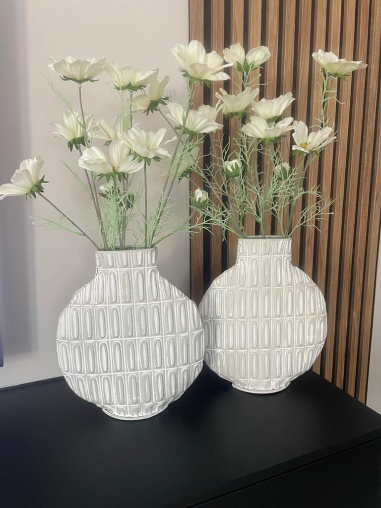 Decoratieve vaas met kunstbloemen, Huis en Inrichting, Woonaccessoires | Vazen, Zo goed als nieuw, Wit, Minder dan 50 cm, Aardewerk of Porselein