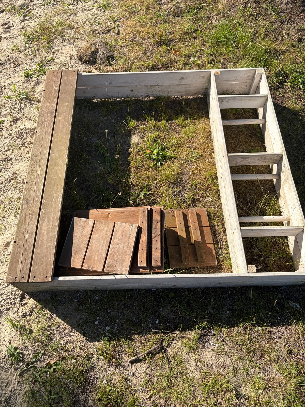 Houten zandbak met zitrand, Ophalen, Zo goed als nieuw