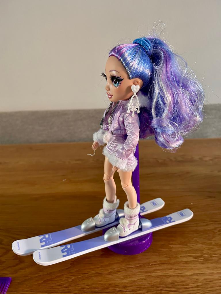 Rainbow High Winter Break Violet Willow pop met ski's, Ophalen of Verzenden, Zo goed als nieuw, Overige typen