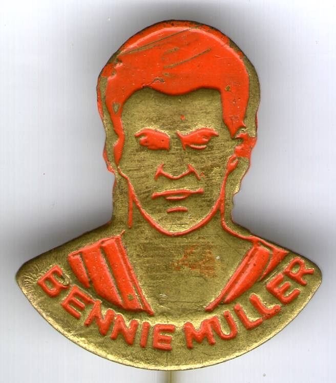 Bennie Muller oranje op koper voetbal speldjes( S_135), Verzamelen, Verzenden, Nieuw, Sport, Speldje of Pin