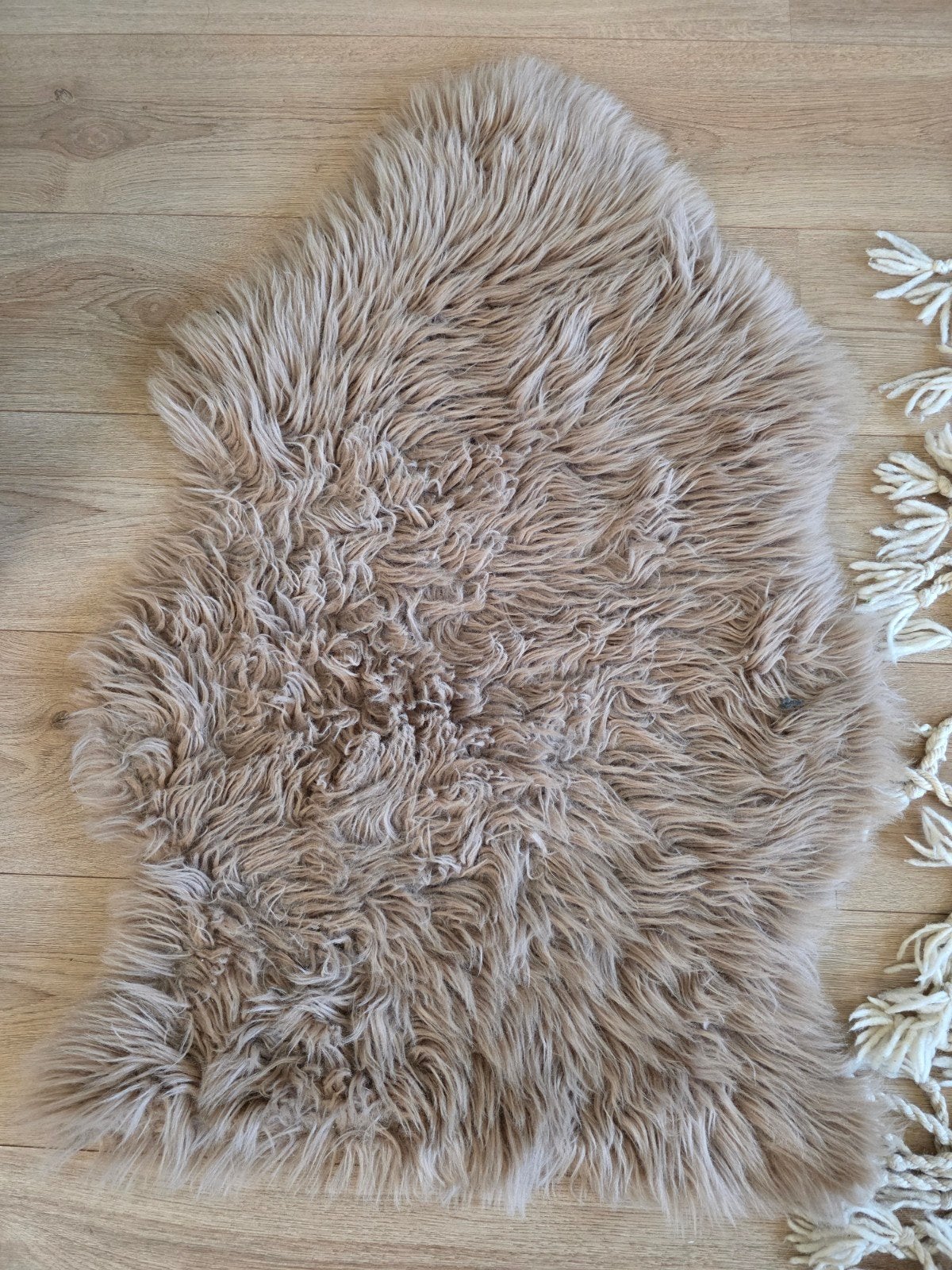 Zacht beige nep schapenvacht vloerkleed, Ophalen, Beige, 200 cm of meer, Zo goed als nieuw