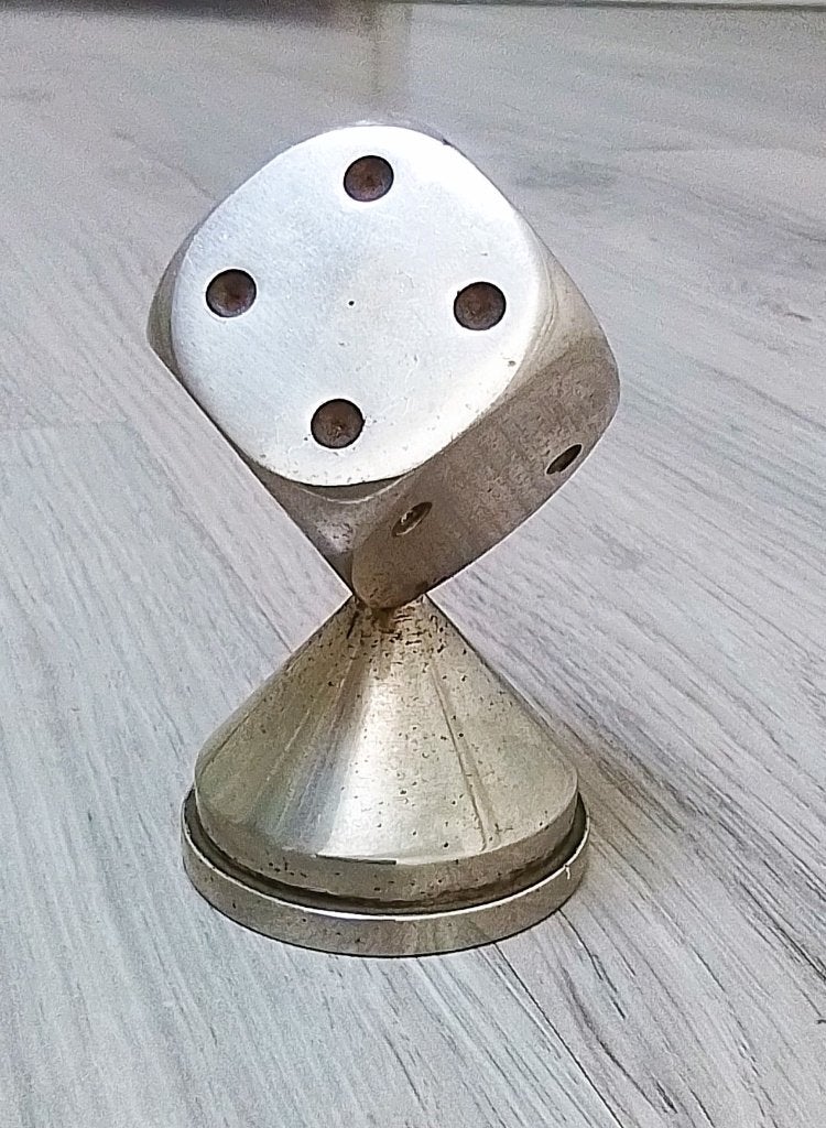 vintage metalen dobbelsteen op poot presse papier, Antiek en Kunst, Verzenden